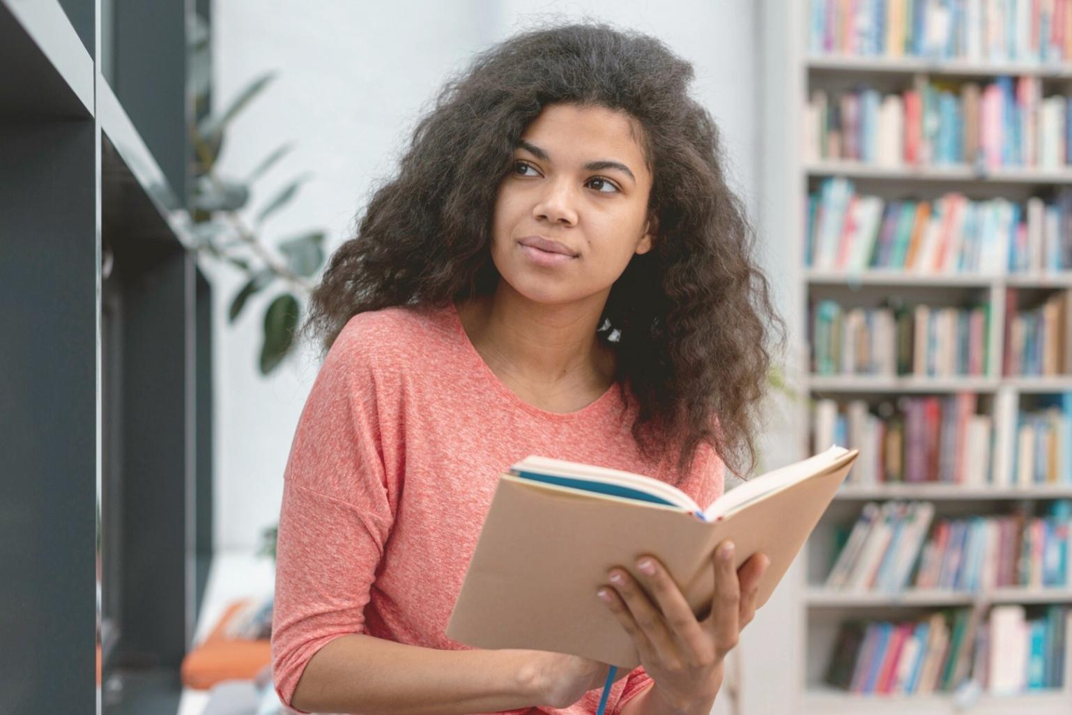 sorivalenq Beratungsteam bei der Arbeit in modernem Büro